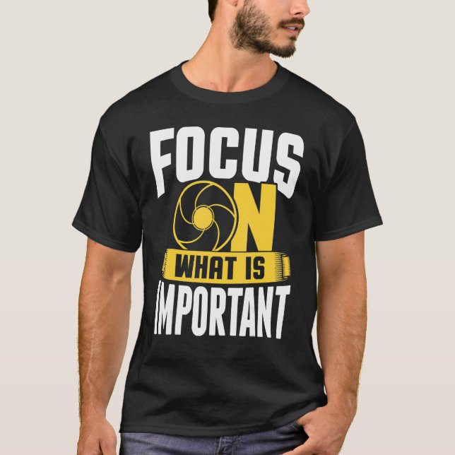 Focus On What Is Important Photographer Camera 1 T Shirt (Framsida)