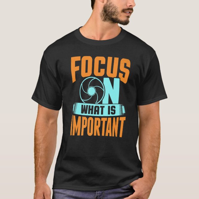 Focus On What Is Important Photographer Camera   T Shirt (Framsida)