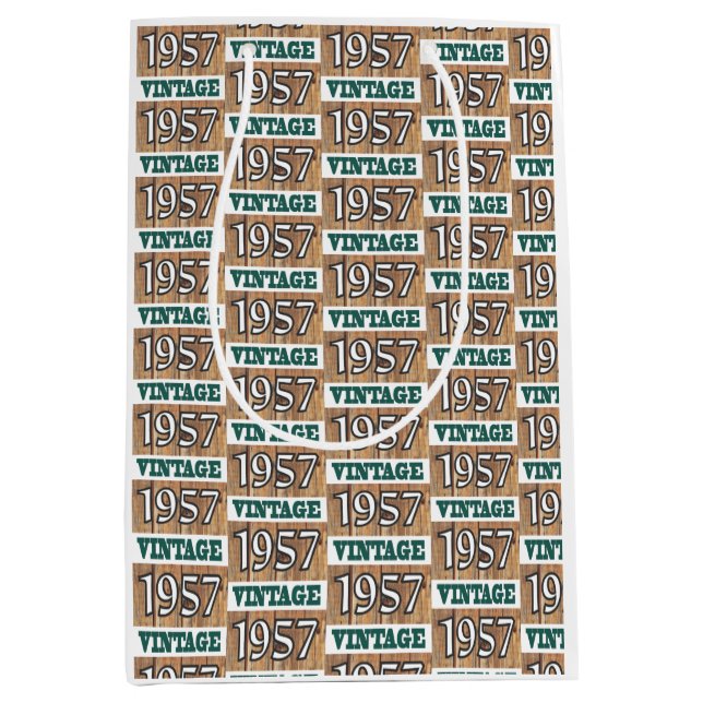 Född 1957 i en medelstor presentväska (Framsidan)