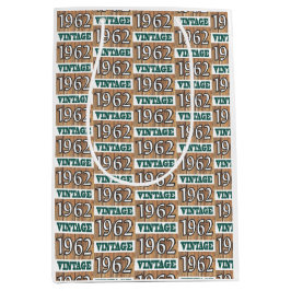 Född 1962 i en medelstor presentväska