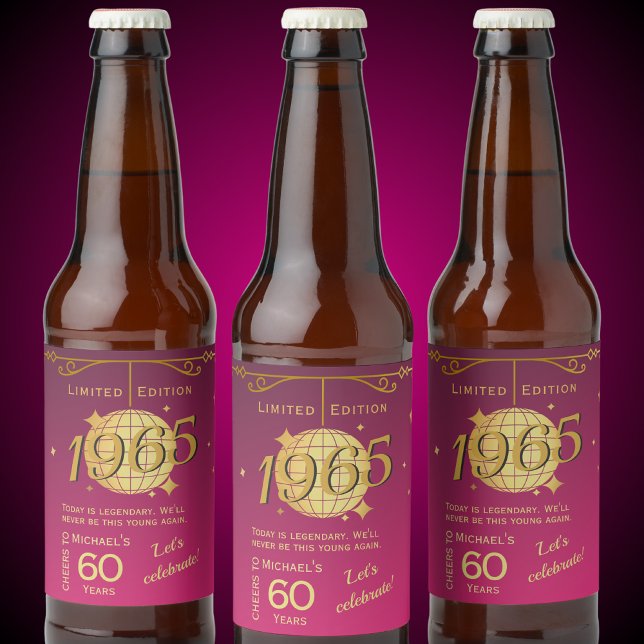 Född 1965 60:e födelsedagsfest rosa öletikett ölflaska etikett (Skapare uppladdad)