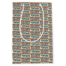 Född 1966 i en medelstor presentväska