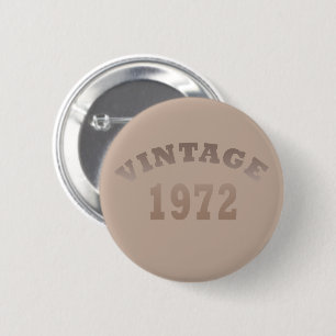 född 1972 på vintagen knapp