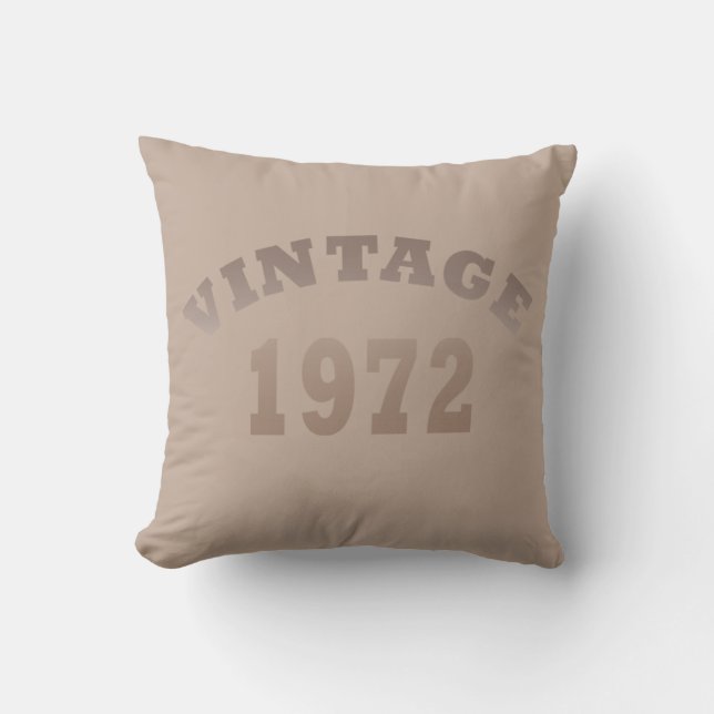 Född 1972 på vintagen kudde (Framsida)