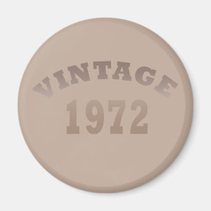 Född 1972 på vintagen magnet