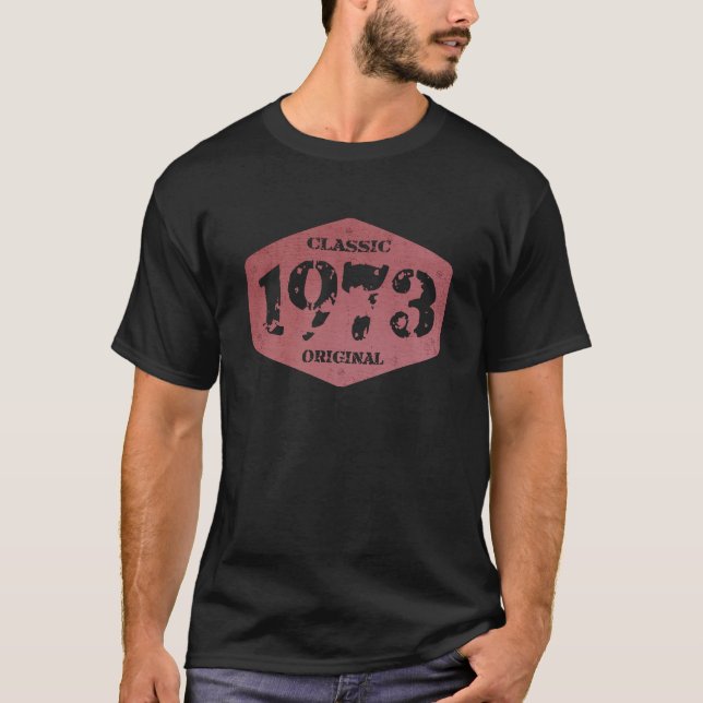 Född 1973, 52 år gammal Begränsad utgåva T Shirt (Framsida)