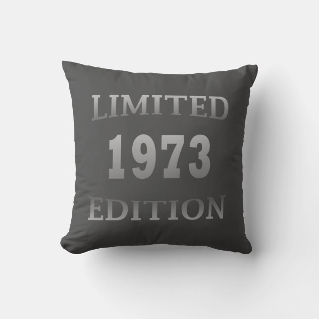 Född 1973, begränsad utgåva kudde (Framsida)