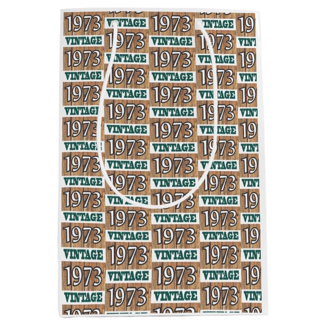 Född 1973 i en medelstor presentväska (Framsidan)