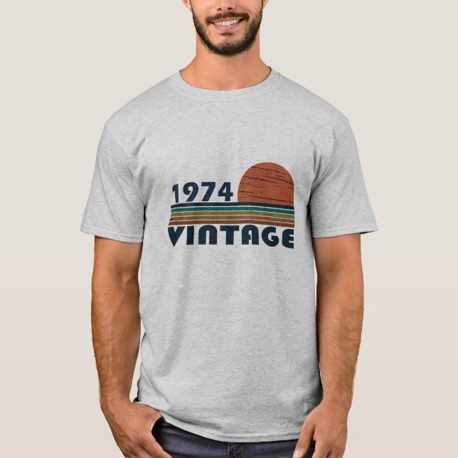 Född 1974 födelsedagspresent t shirt (Framsida)