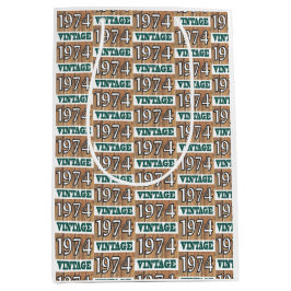 Född 1974 i en medelstor presentväska