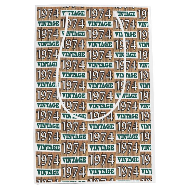 Född 1974 i en medelstor presentväska (Framsidan)