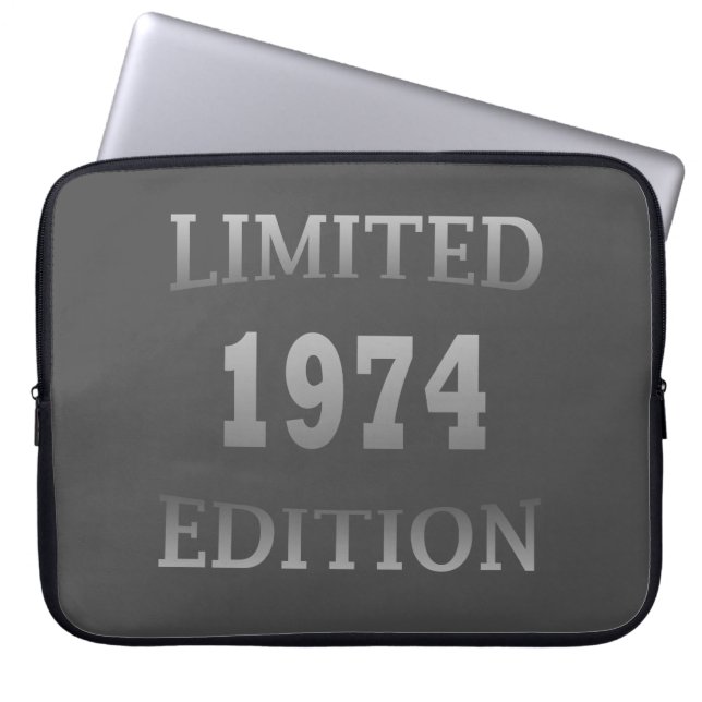 Född 1974 i födelsedagspresent laptop fodral (Framsidan)