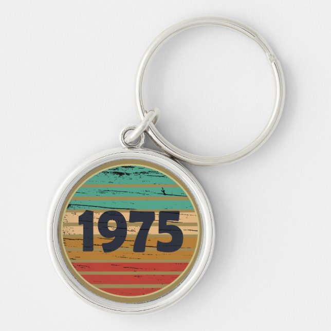 Född 1975 födelsedagspresent rund silverfärgad nyckelring (Framsidan)