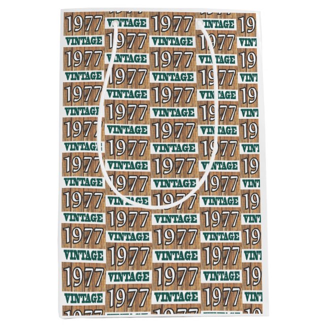 Född 1977 i en medelstor presentväska (Framsidan)