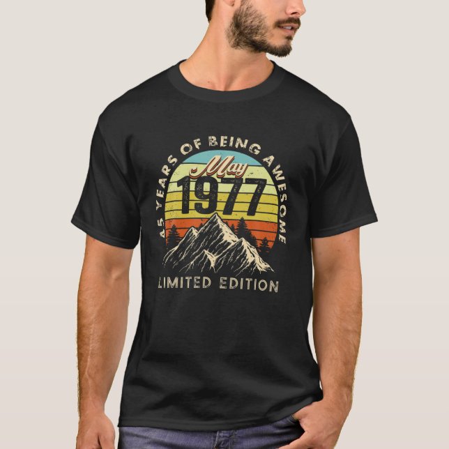 Född 1977 i maj 1977 45:e födelsedagen t shirt (Framsida)