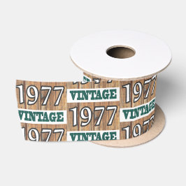 Född 1977 på satin