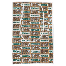 Född 1979 i en medelstor presentväska