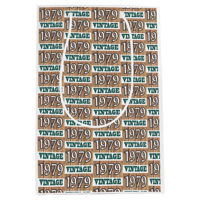 Född 1979 i en medelstor presentväska (Framsidan)