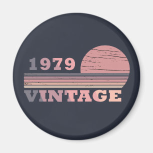 född 1979 vintagens rosa och lila magnet