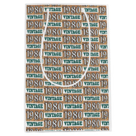 Född 1980 i en medelstor presentväska