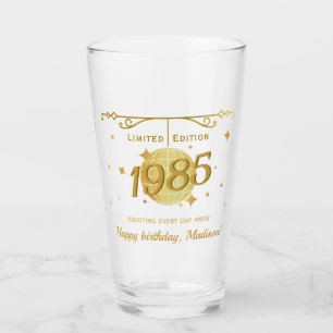 Född 1985 på 40-årsdagen av party-dryckesvaror glaskopp