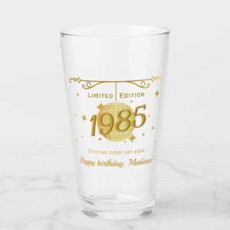 Född 1985 på 40-årsdagen av party-dryckesvaror glaskopp