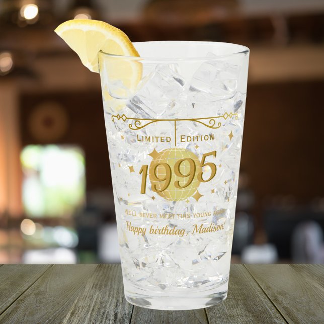 Född 1995 i dryckesvaror i 30års födelsedag party glaskopp (Skapare uppladdad)