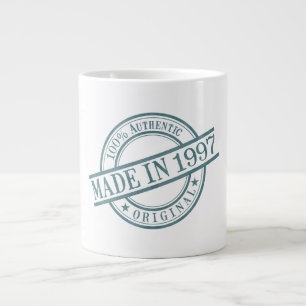 Född 1997 i Grönten Rubber Frimärke Jumbo Mugg