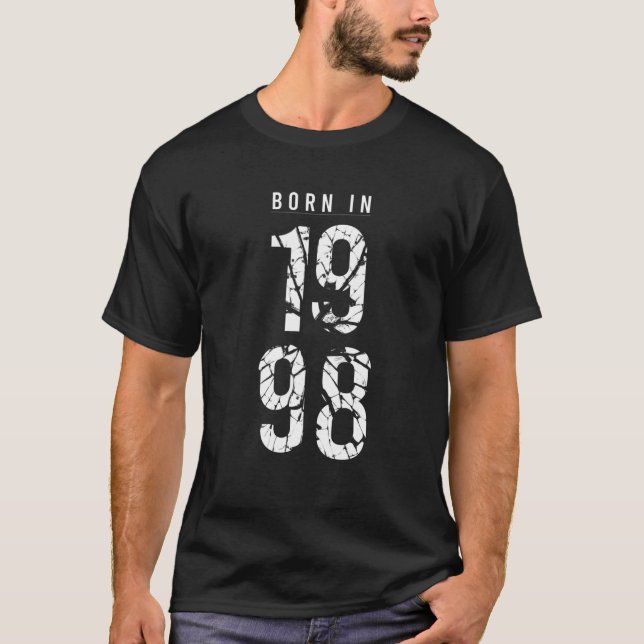 Född 1998 Födelsedatum 1998, sönderslaget St T Shirt (Framsida)