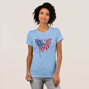 Född att Vara Fri Patriotisk Örn Kvinnors Slitsi T Shirt
