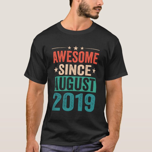 Född den 4:e Bag 4 Fantastisk sedan augusti 2019 T Shirt (Framsida)