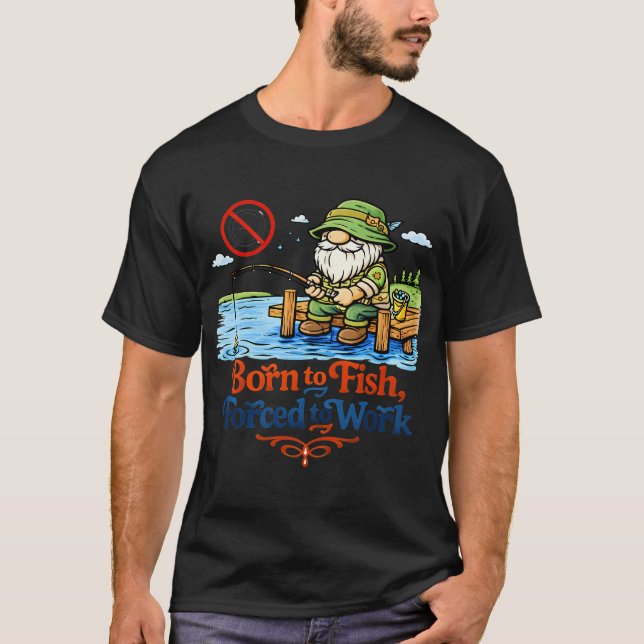 Född för att fiska, tvingad att arbeta â€“ Rollig  T Shirt (Framsida)