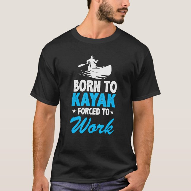 Född För Att Kajaka Tvingad Att Arbeta Kajakåkning T Shirt (Framsida)
