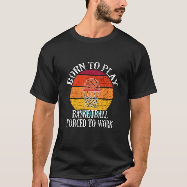 Född för att spela basket som tvingats arbeta t shirt (Framsida)