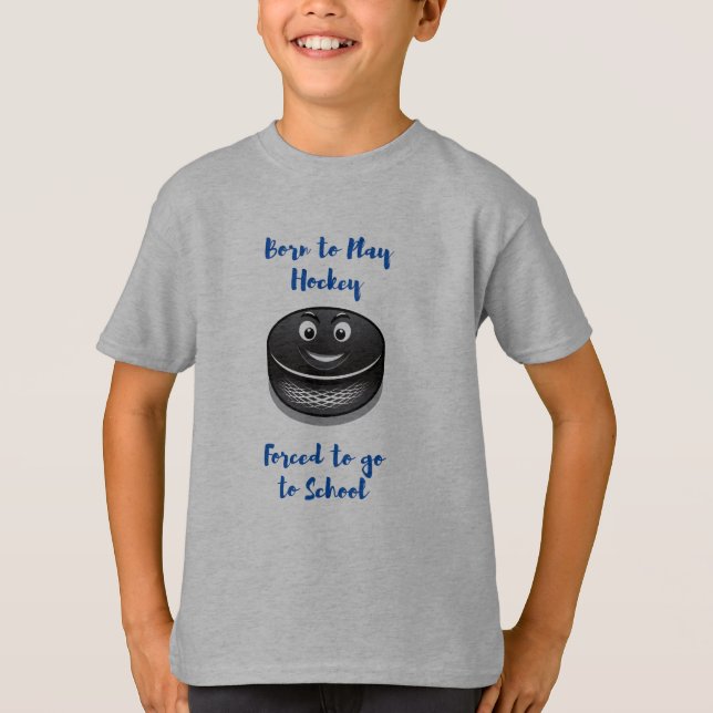 Född för att spela Hockey forcerad till skolan T Shirt (Framsida)