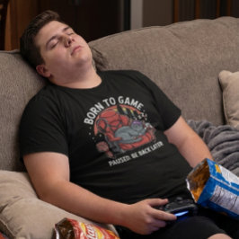 Född för att spela Katt som sover i spelstol T Shirt