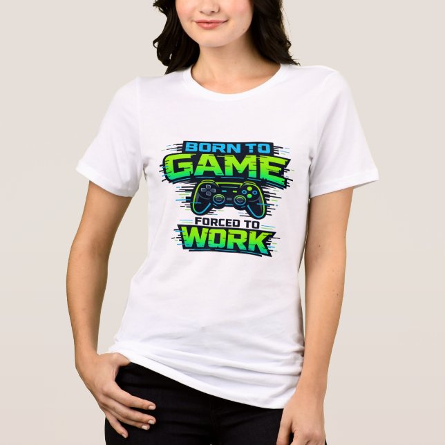 Född för att spela 😎🎮 Tvingad att jobba 💼⚡ Roll T Shirt (Framsida)