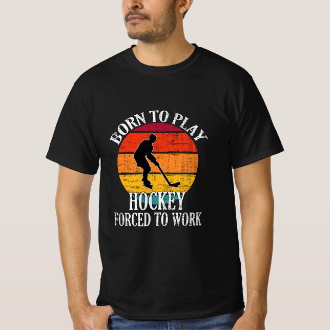 Född för att spela upp ockey tvingad att arbeta t shirt (Framsida)