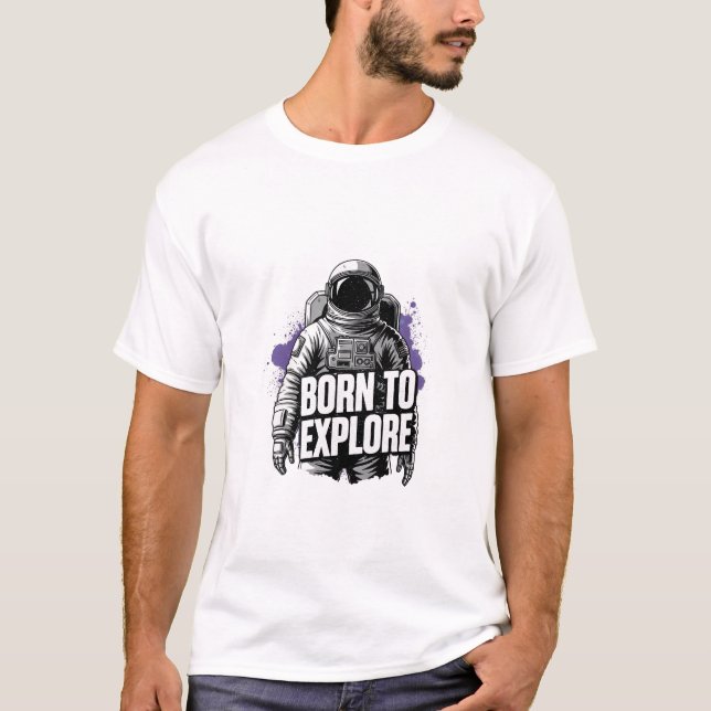 Född för att utforska Astronaut Lila Nebula Konst T Shirt (Framsida)