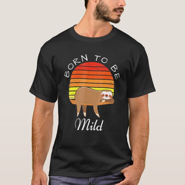 Född för att vara mild Retro Sunset Sloth Pun T Shirt (Framsida)