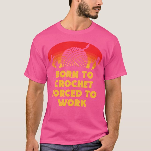Född För Att Virka Tvingad Att Arbeta Rolig Stickn T Shirt (Framsida)