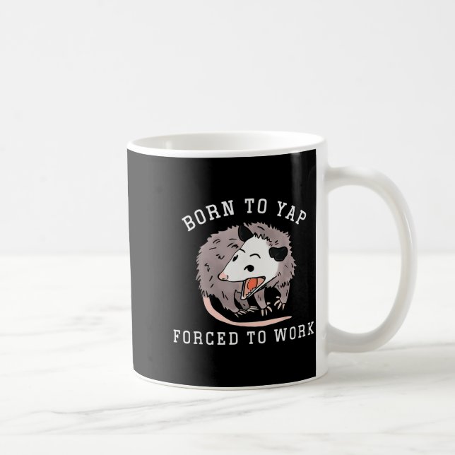 Född För Att Yp Påtvingad Att Arbeta Rolig Ssum Pr Kaffemugg (Höger)