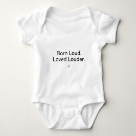 Född högljudd. Älskad ännu mer. Baby bodysuit T Shirt