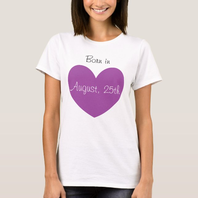 Född i August Personlig Lila Heart Print T-shirt (Framsida)