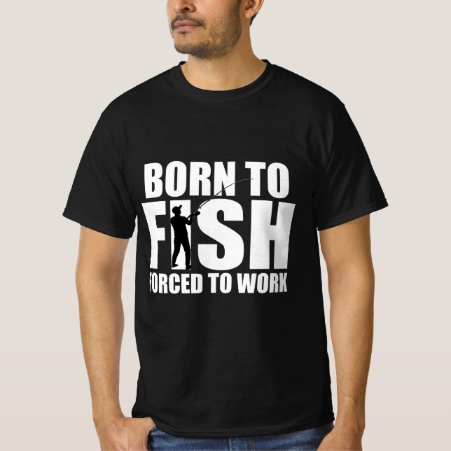 Född i fisk, tvingad till arbete t shirt (Framsida)
