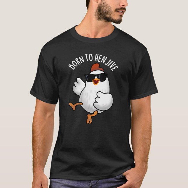 Född i Hen Jive Funny Chicken Pun Mörk BG T Shirt (Framsida)