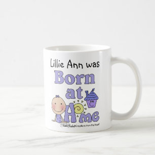Född i Home-Stick figur Girl i Lila Kaffemugg