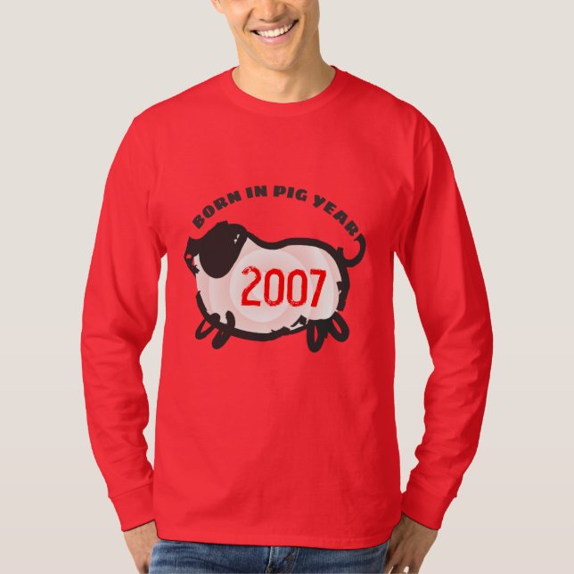Född i kinesiska elden Gris År 2007 Man Red Shirt T Shirt (Framsida)