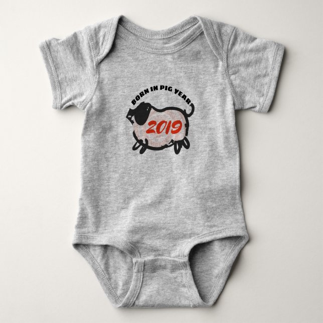 Född i kinesiska Gris År 2019, Baby F, Bodykostyme T Shirt (Framsida)