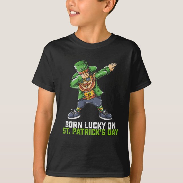 Född Lucky på St Patrick's Day Dabbing födelsedag T Shirt (Framsida)